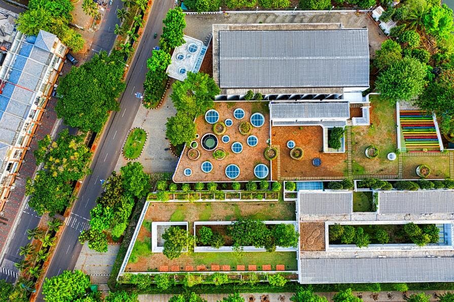 Dachterrasse. Solche grünen Oasen schaffen Wohnraum im Freien und tragen zugleich zur Verbesserung des Mikroklimas bei, indem sie Feinstaub binden und Hitze reduzieren.  Abhängig von der Tragfähigkeit und der Konstruktion des Daches wird zwischen intensiven und extensiven Dachgärten unterschieden.  ●	Extensive Varianten: pflegeleicht, bestehen aus flachen Substratschichten und robusten Pflanzen. ●	Intensive Varianten: gleichen klassischen Garten, vielfältige Bepflanzung, Sitzbereiche.  Die Wahl der Dachgarten-Art hängt von den individuellen Wünschen und Bedürfnissen ab. Und natürlich vom verfügbaren Raum und der statischen Belastbarkeit. Die Tragfähigkeit des Daches ist ein wichtiger Punkt. Vor dem Anlegen des Dachgartens sollte unbedingt eine statische Prüfung vorgenommen werden. Auch kann eine Genehmigung notwendig sein. Genaue Informationen hierzu kann die Stadt bzw. Gemeinde erteilen.